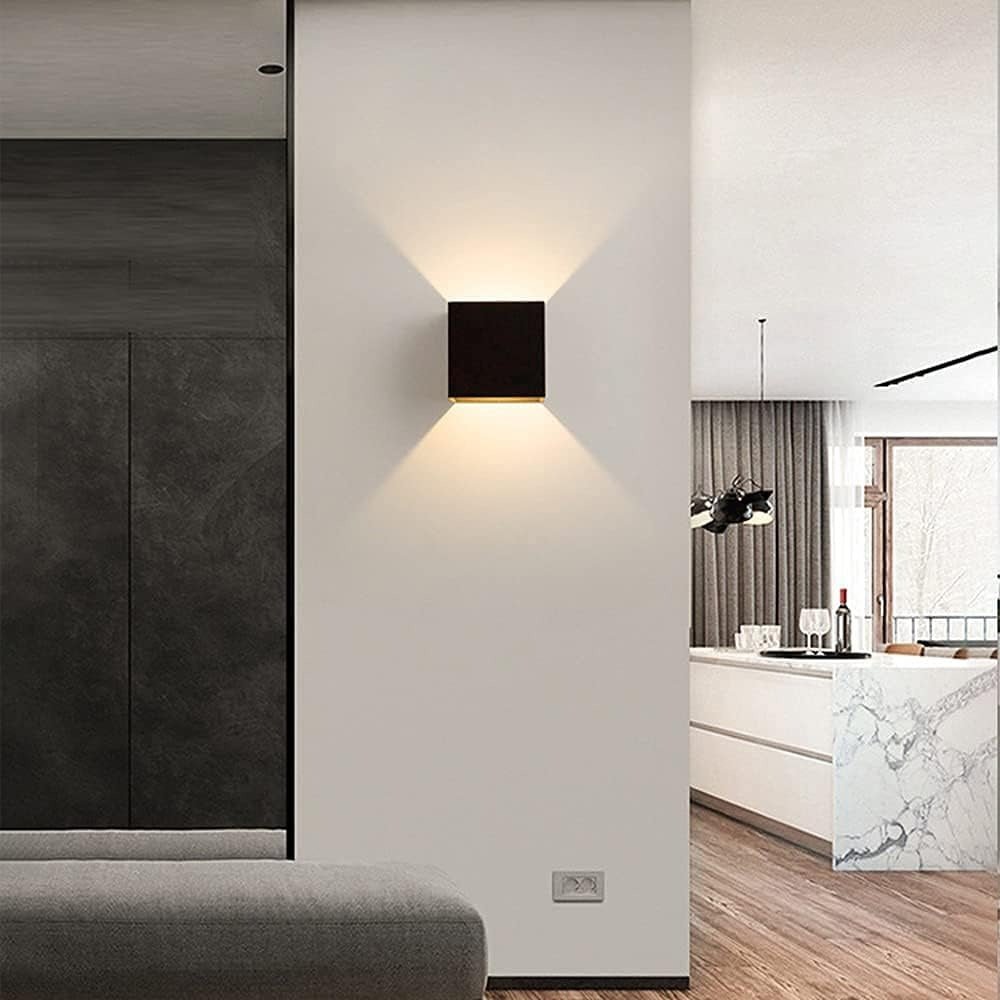 Applique murale LED cube Kubik™ finition noir — lumière douce salon