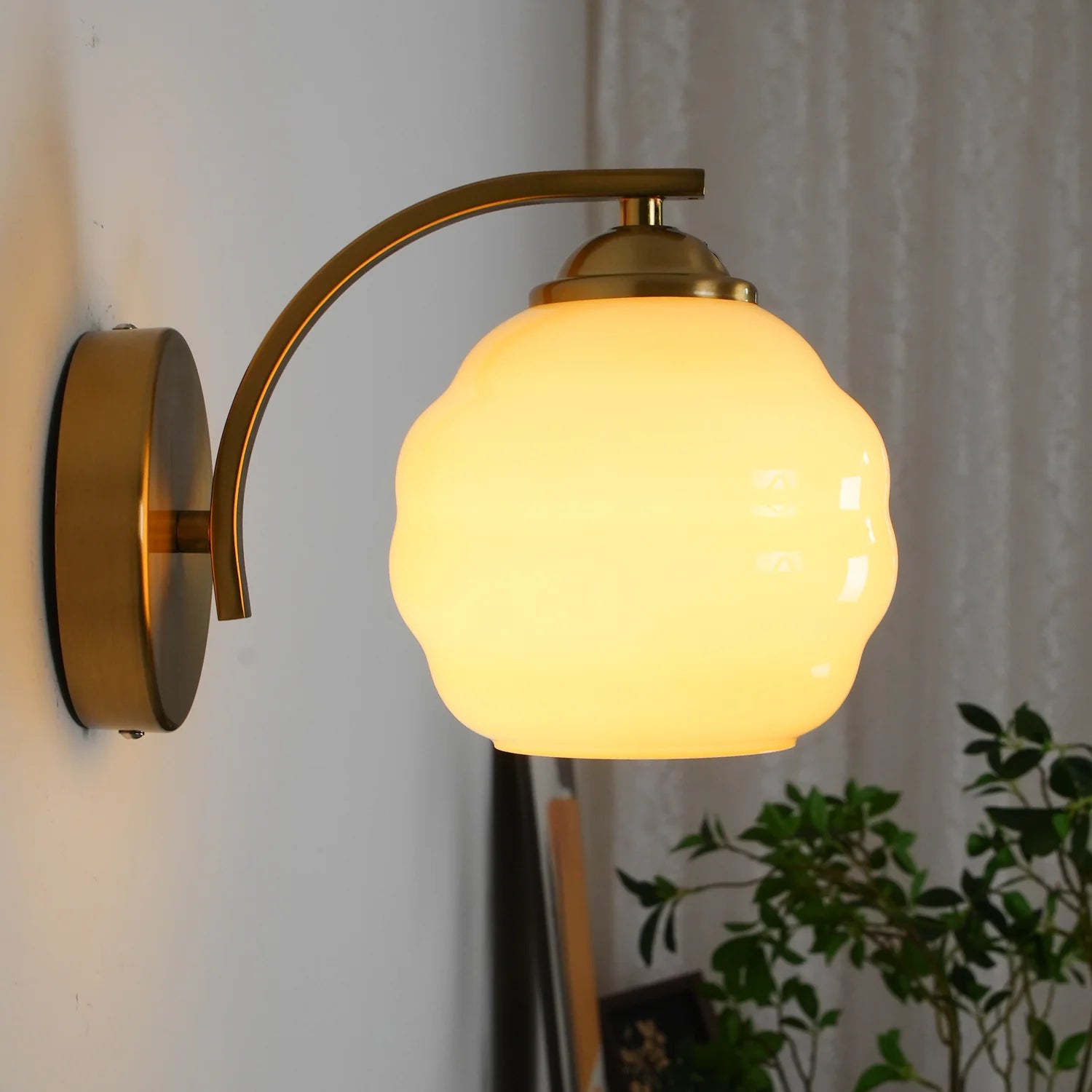 Applique Murale Globe en Verre Laiteux Style Art Déco | GALBE™