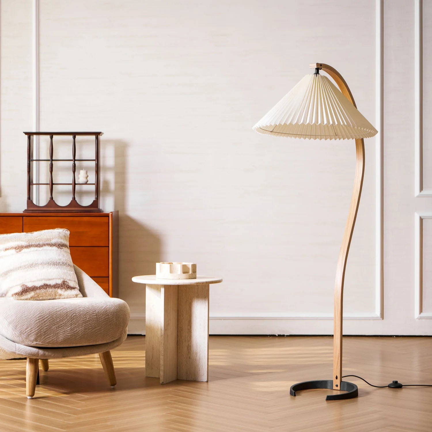 Lampadaire Arqué Bois Massif Abat-Jour Plissé — Luminaire Nordique Dimmable | ARCADE™