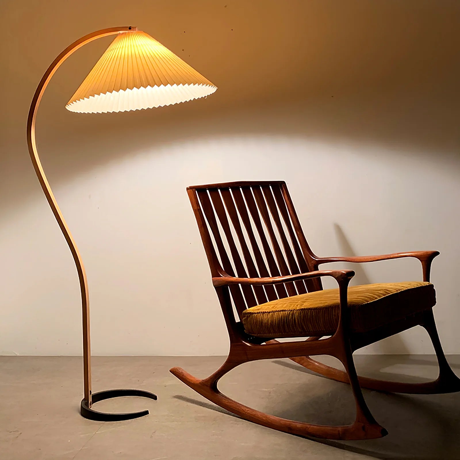 Lampadaire Arqué Bois Massif Abat-Jour Plissé — Luminaire Nordique Dimmable | ARCADE™