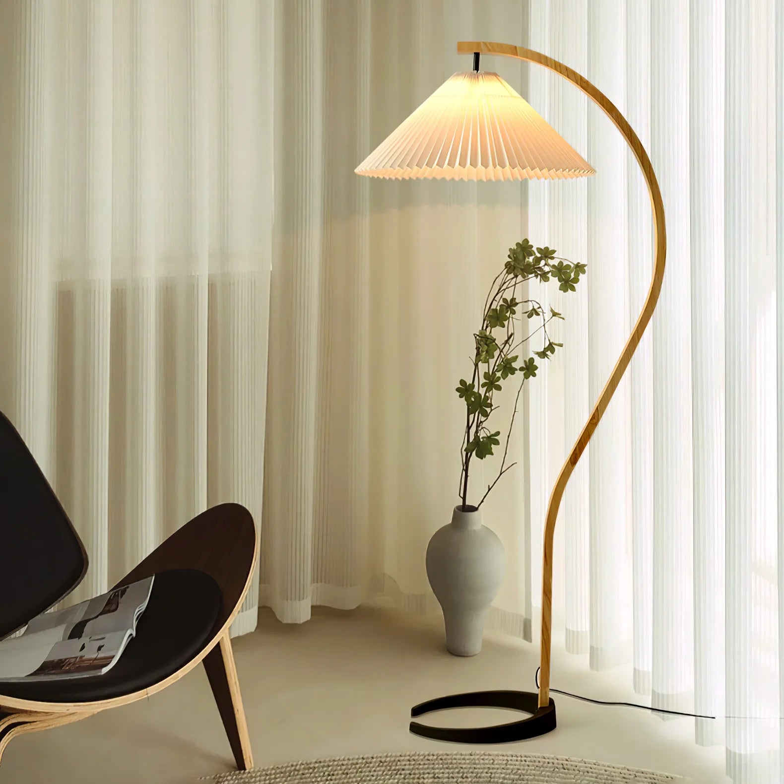 Lampadaire Arqué Bois Massif Abat-Jour Plissé — Luminaire Nordique Dimmable | ARCADE™