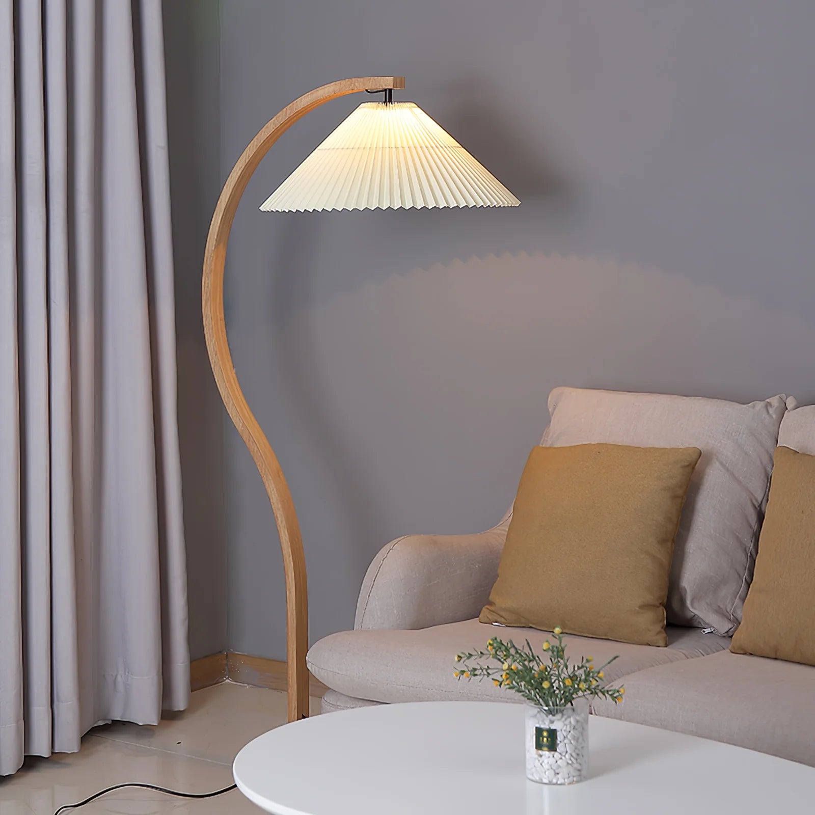 Lampadaire Arqué Bois Massif Abat-Jour Plissé — Luminaire Nordique Dimmable | ARCADE™
