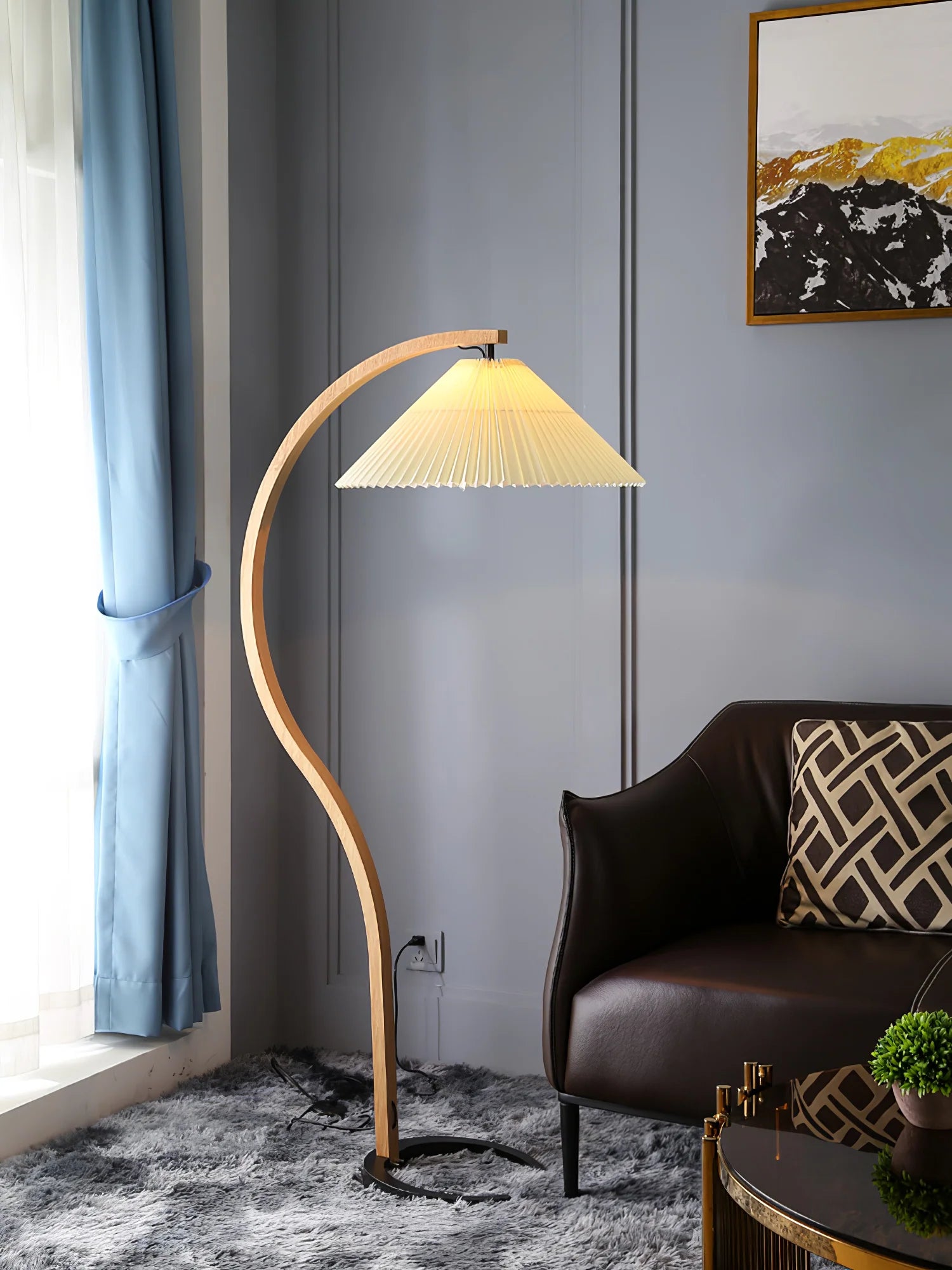 Lampadaire Arqué Bois Massif Abat-Jour Plissé — Luminaire Nordique Dimmable | ARCADE™