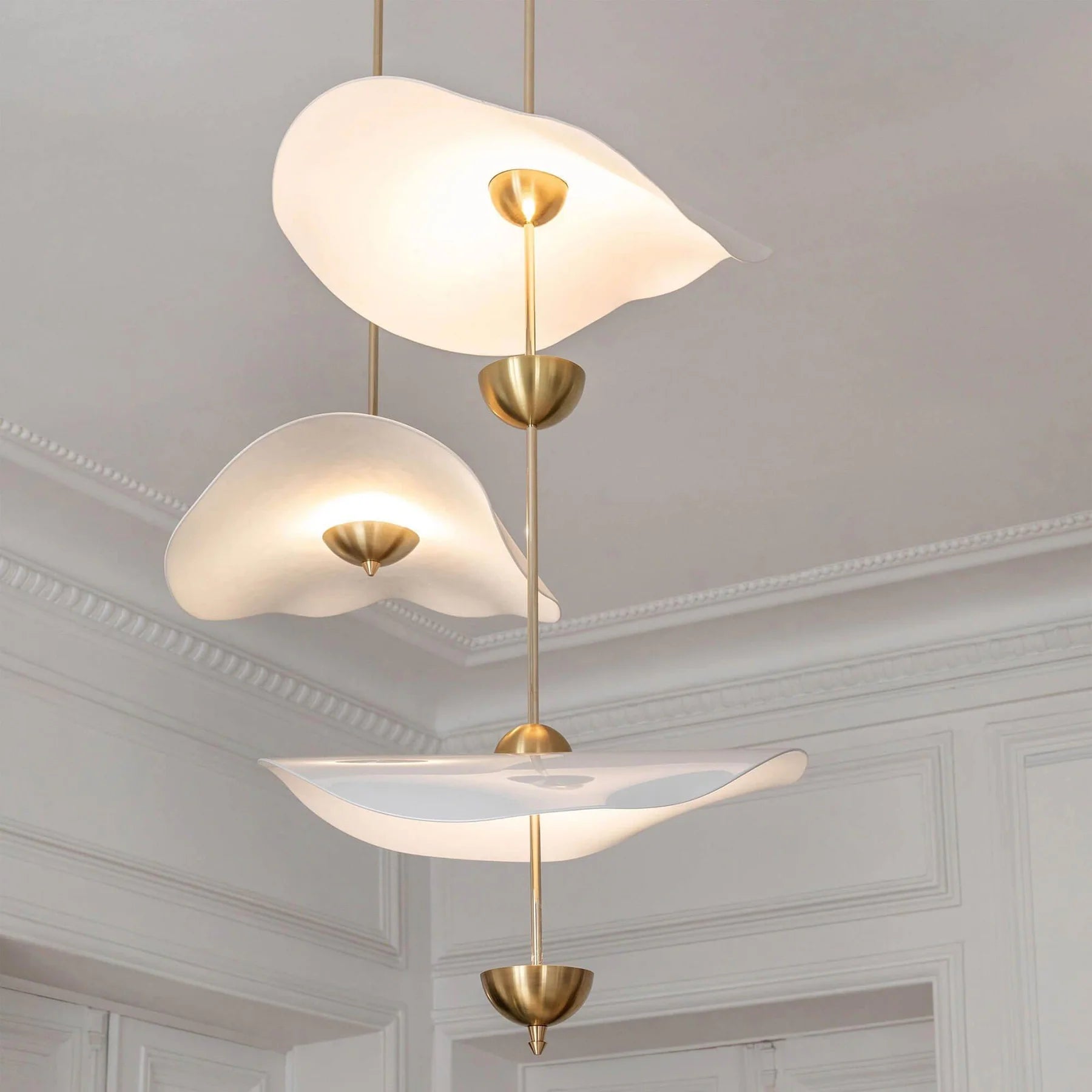 Suspension Feuille de Lotus Dorée — Lustre Art Déco Style Moderne | FEUILLAGE™