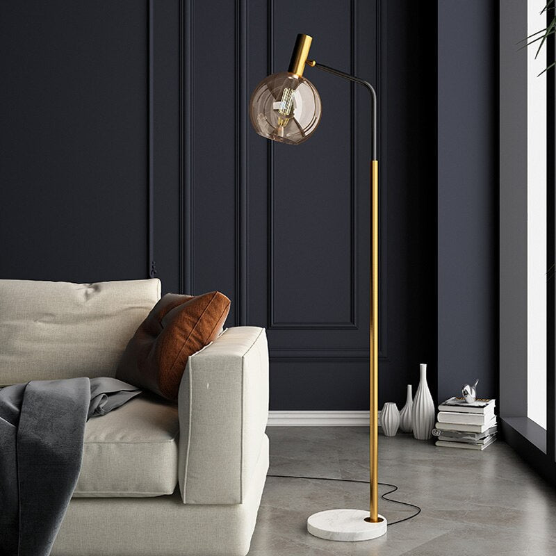 Lampadaire de lecture vertical en verre avec col orientable, design moderne en acier, verre et marbre, parfait pour salons, bureaux et coins lecture.
