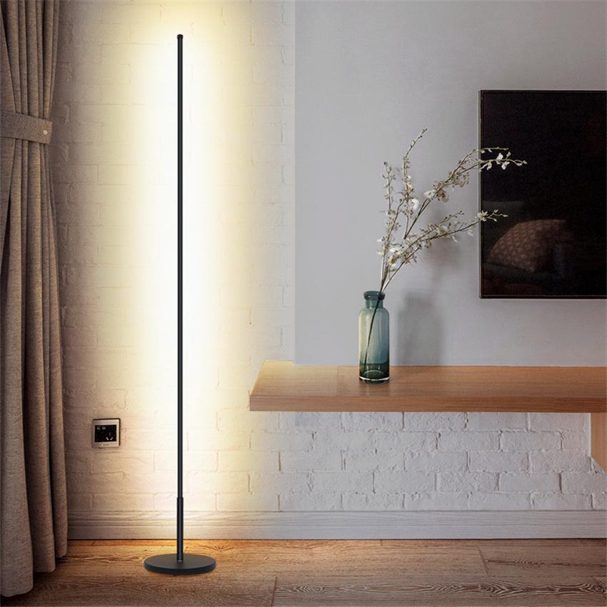 Lampadaire fin en aluminium noir au design minimaliste avec lumière LED dimmable, idéal pour salons, chambres et bureaux modernes.