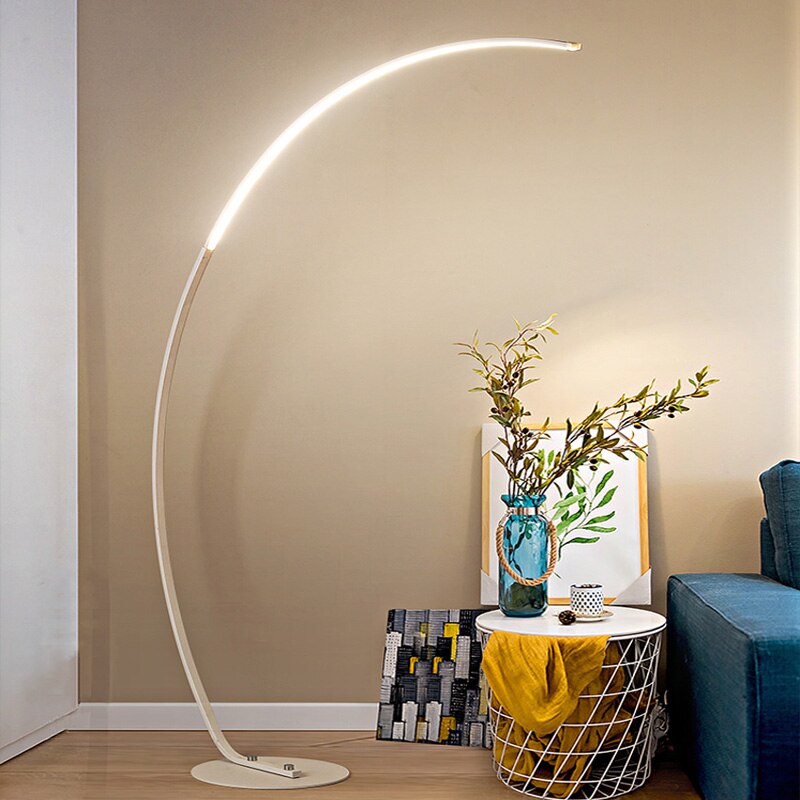 Lampadaire nordique LED en arc avec tige en aluminium noir ou blanc, lumière réglable avec télécommande, idéal pour une ambiance moderne et chaleureuse.