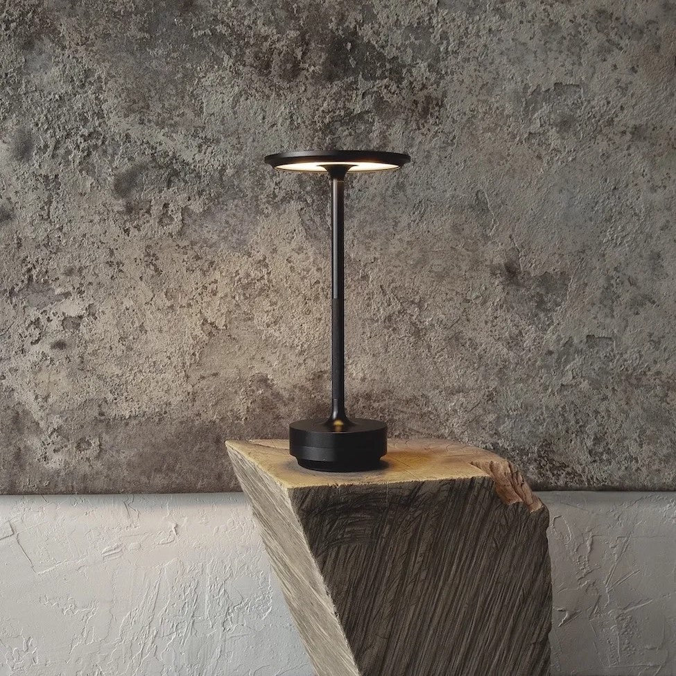 lampe de table Ingeborg rétro et élégante avec abat-jour classique et finition raffiné