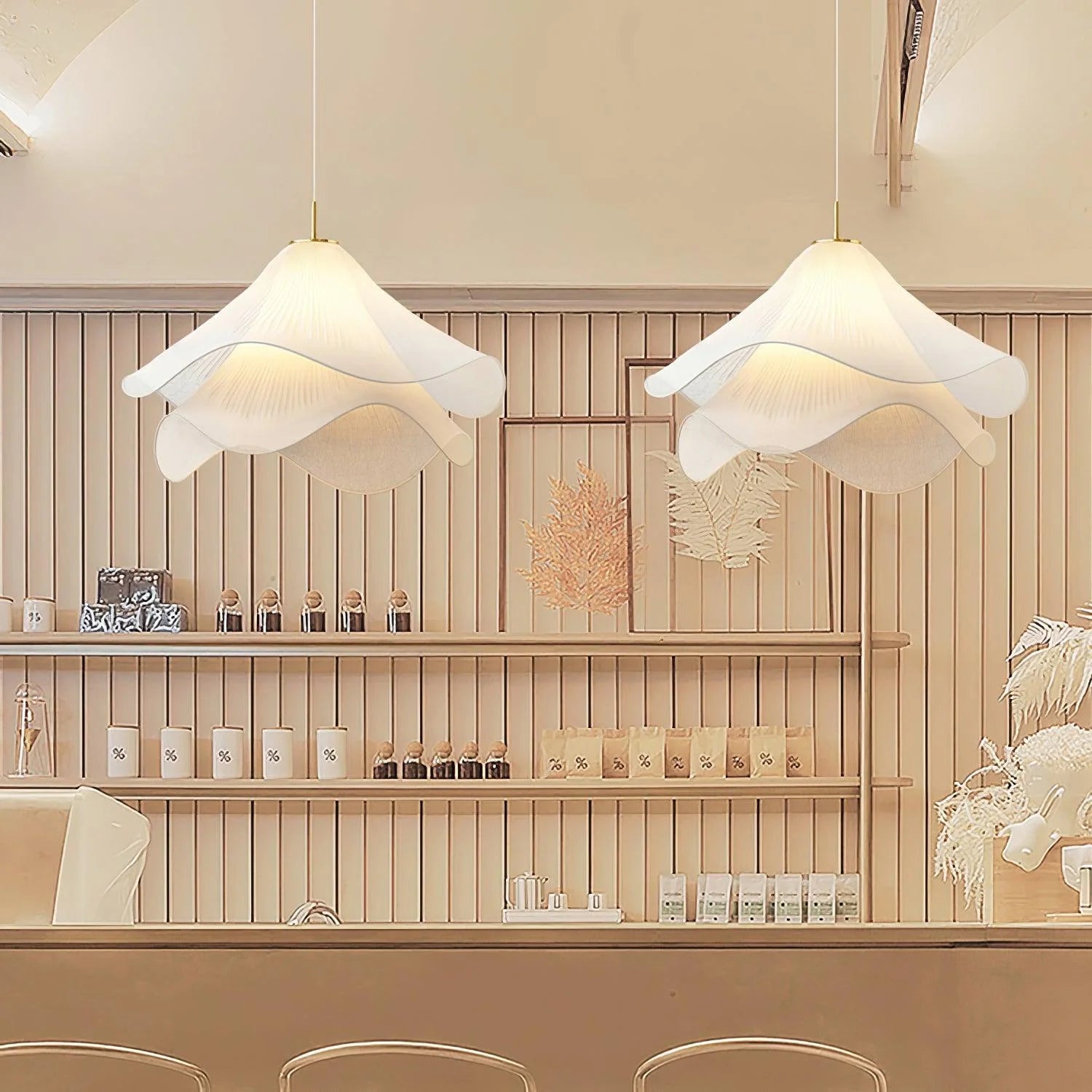 Suspension Pétales en Tissu Froncé — Lampe Style Français Crème | VOLANT™