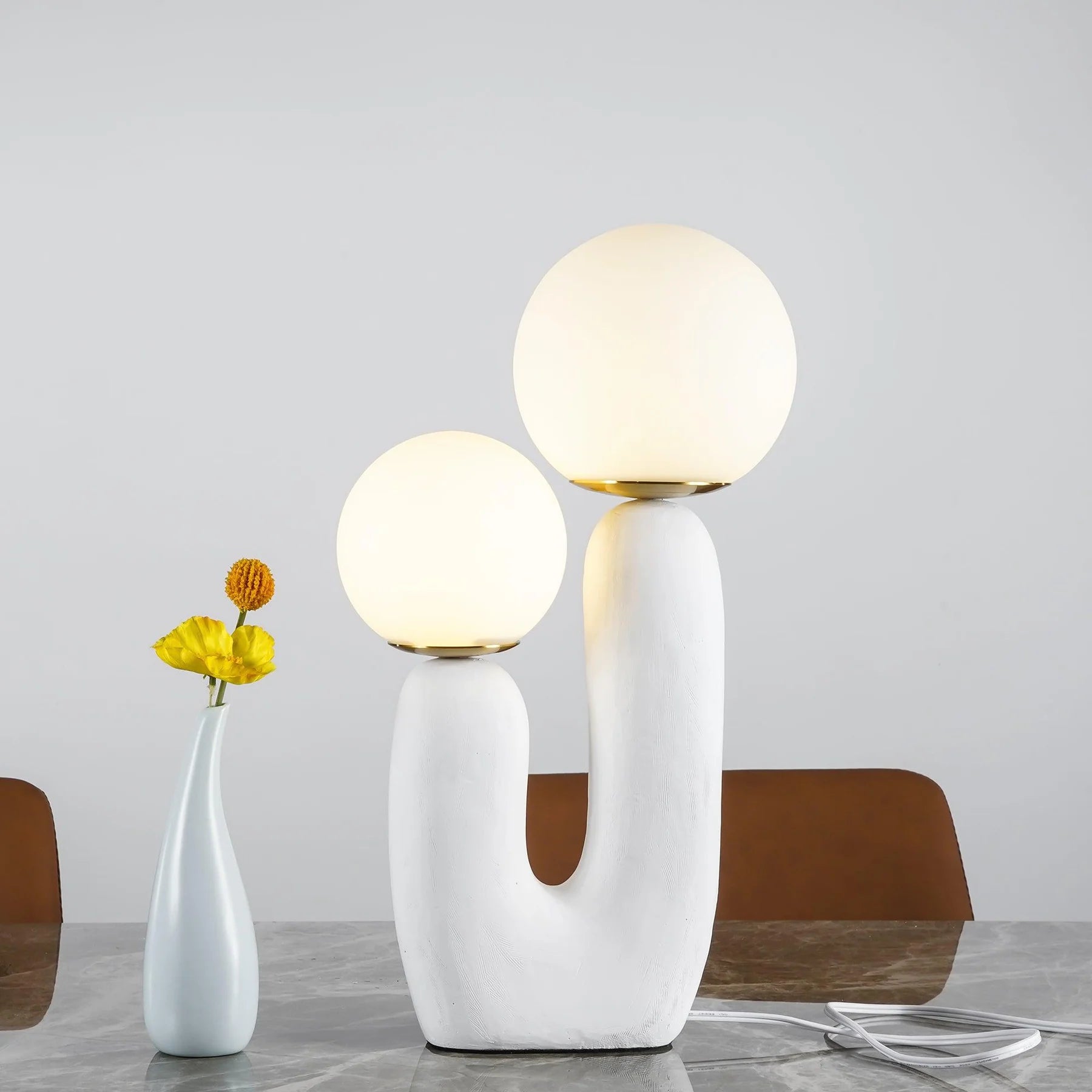 Lampe de Table Résine Courbe & Globes en Verre — Lampe Nordique Style Sculptural | ARABESQUE™