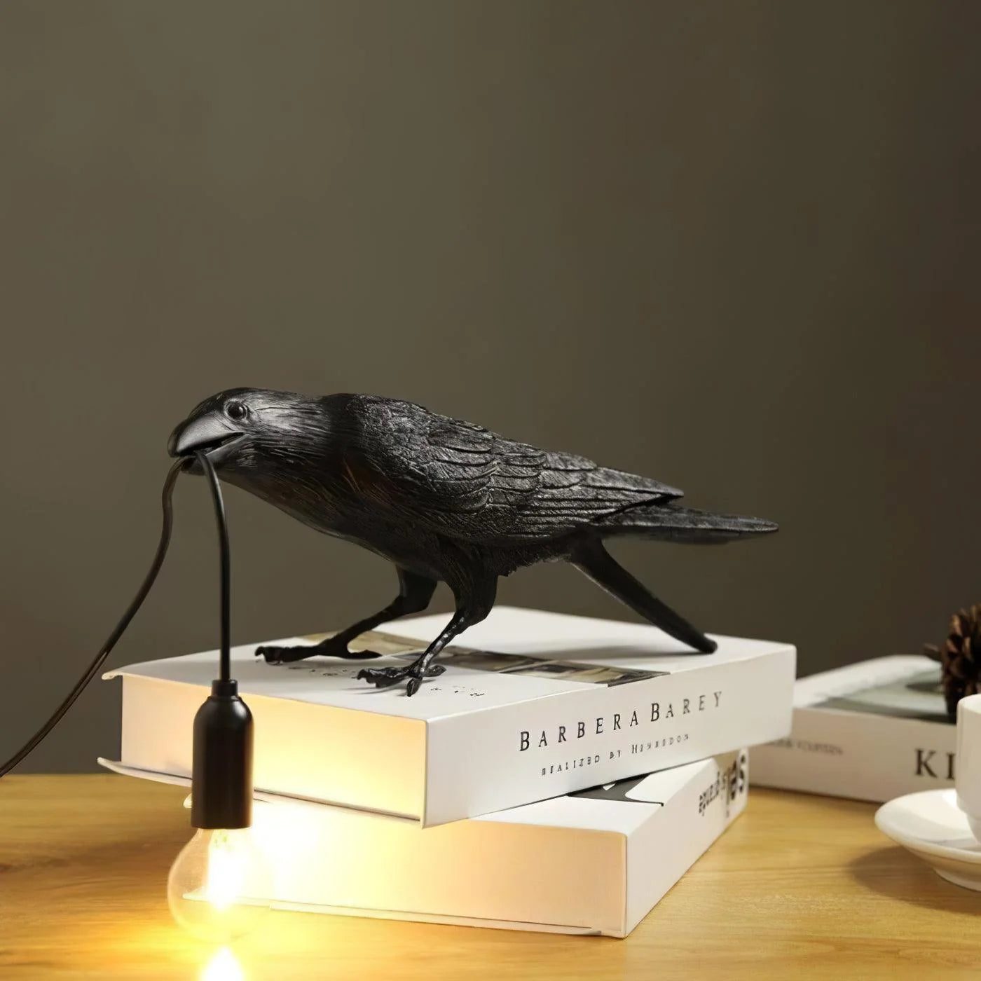 Lampe à Poser Design Corbeau Résine Sculpturale pour Chambre & Bureau | CORBEAU™