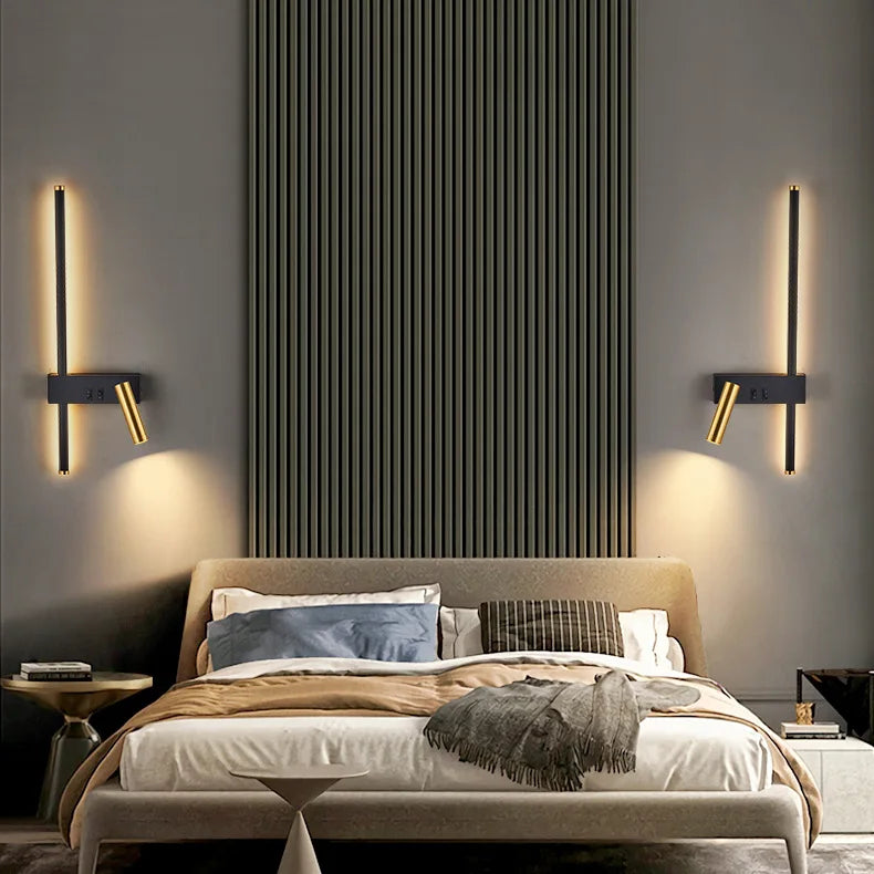 Applique murale moderne avec bras pivotant noir et doré, éclairage LED doux idéal pour chambres, salons et bureaux contemporains.