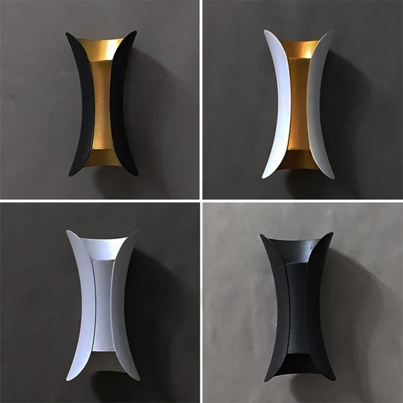 Applique murale intérieure bicolore en aluminium noir ou blanc avec intérieur doré, éclairage LED bidirectionnel pour une ambiance chaleureuse et moderne.