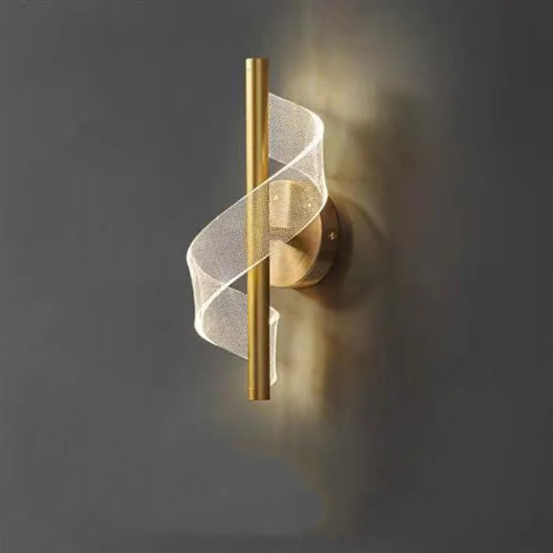 Applique murale LED en spirale noire et or, design moderne avec lumière douce intégrée, idéale pour salons, chambres et bureaux contemporains.