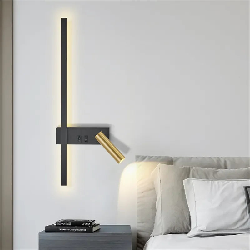 Applique murale moderne avec bras pivotant noir et doré, éclairage LED doux idéal pour chambres, salons et bureaux contemporains.