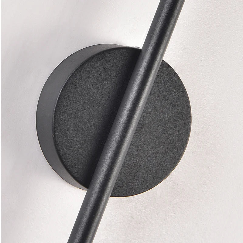 Applique murale LED noire avec barre lumineuse et cercle central, design minimaliste moderne pour salons, chambres et espaces professionnels.