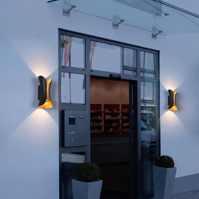 Applique murale intérieure bicolore en aluminium noir ou blanc avec intérieur doré, éclairage LED bidirectionnel pour une ambiance chaleureuse et moderne.