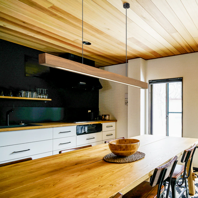 Lustre suspendu en bois massif de noyer et pin avec LED à variation 3 tons, design artisanal élégant pour salons, îlots de cuisine et espaces professionnels.