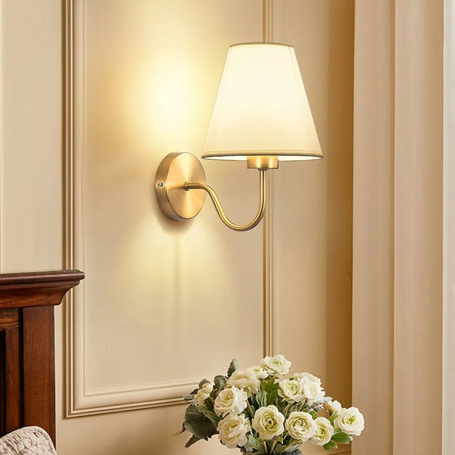 Applique Murale Classique à Abat-Jour en Tissu Blanc — Style Rétro Chic | HAUSSMANN™ - Lampes Design
