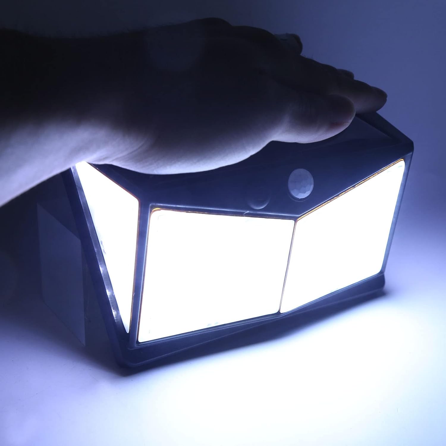 lampe solaire Zoe avec détecteur de mouvement intégrée pour éclairage extérieur sécurisé