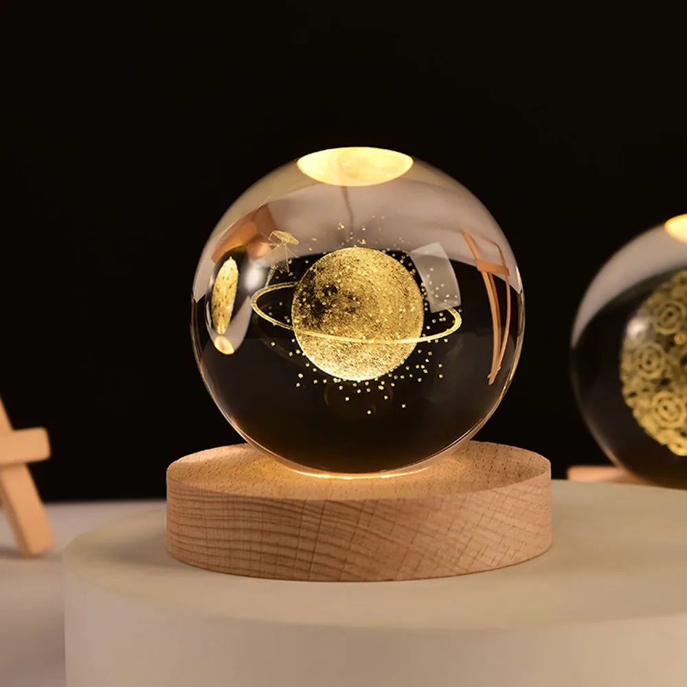 lampe décorative Luna en forme de globe cristallin représentant le système solaire