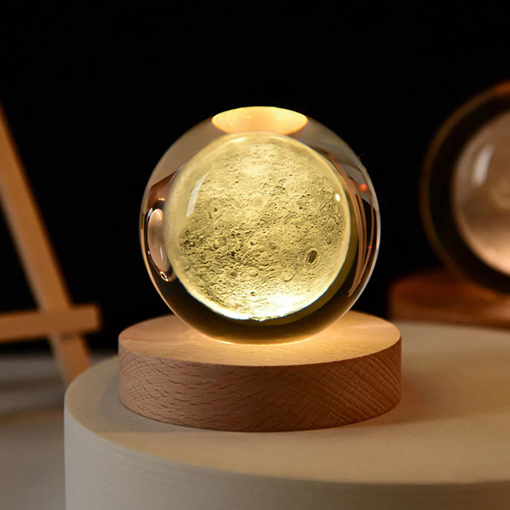 lampe décorative Luna en forme de globe cristallin représentant le système solaire