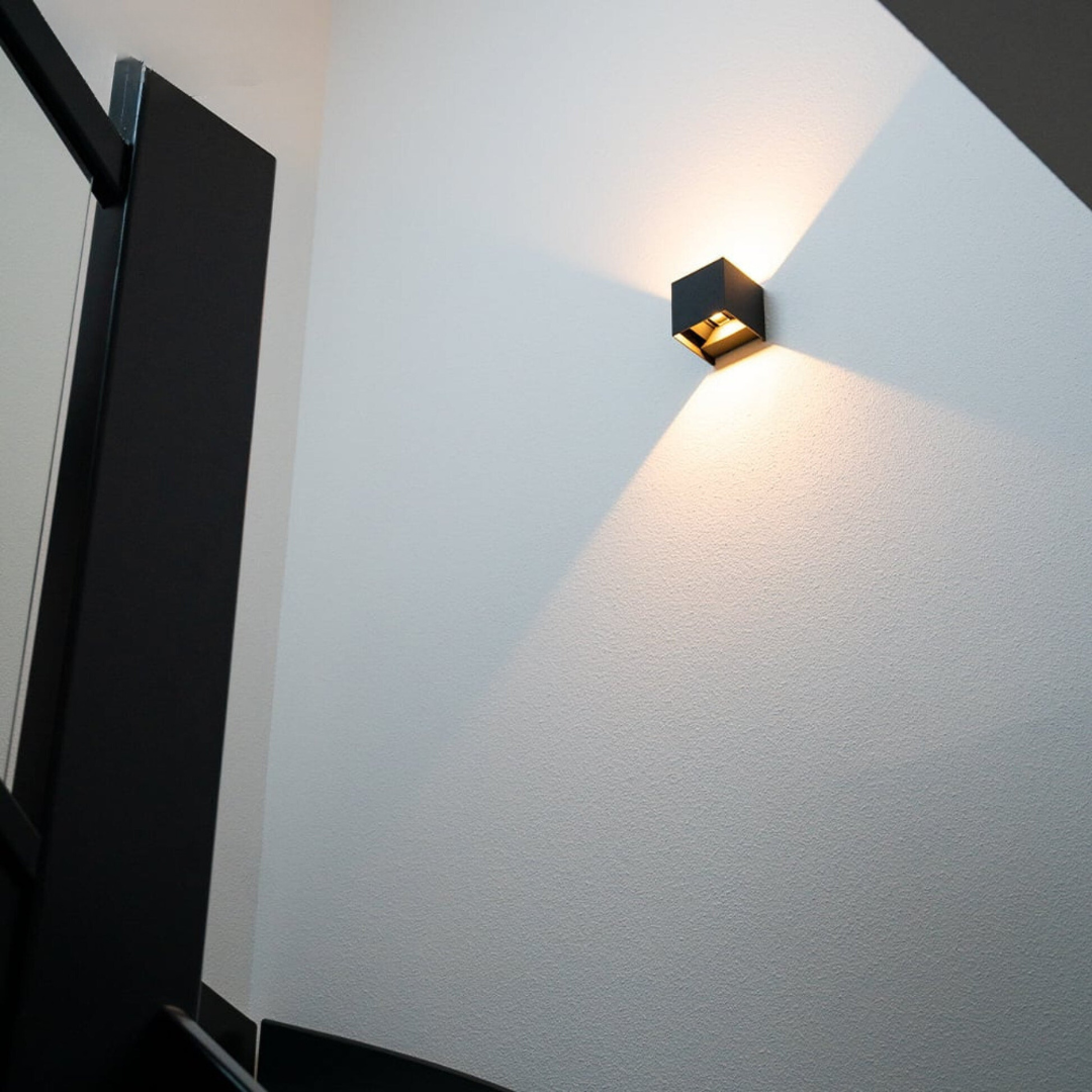 applique murale sans fil Luzy avec fixation magnétique et lumière LED pratique