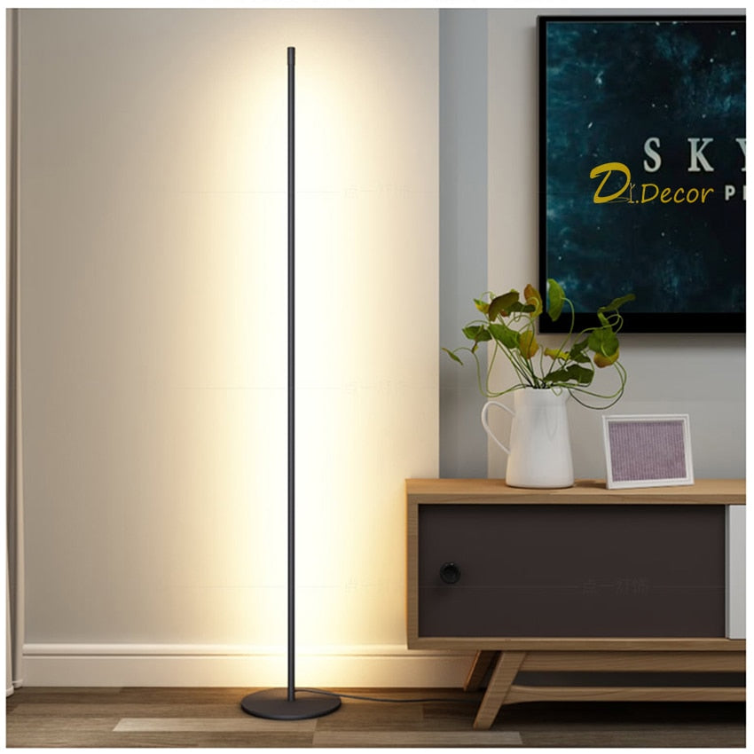 Lampadaire fin en aluminium noir au design minimaliste avec lumière LED dimmable, idéal pour salons, chambres et bureaux modernes.