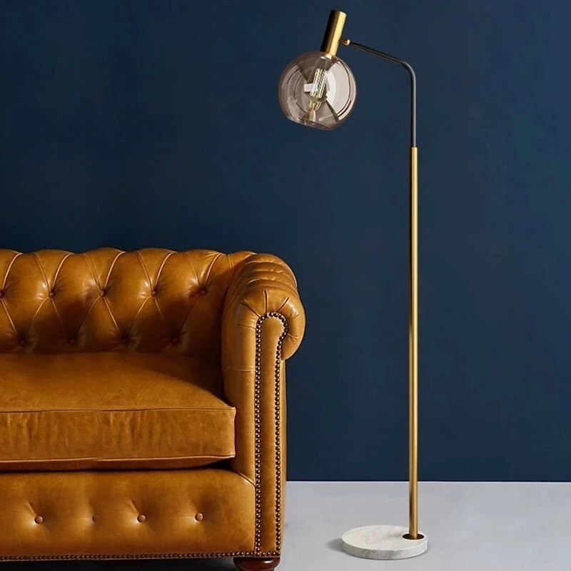 Lampadaire de lecture vertical en verre avec col orientable, design moderne en acier, verre et marbre, parfait pour salons, bureaux et coins lecture.