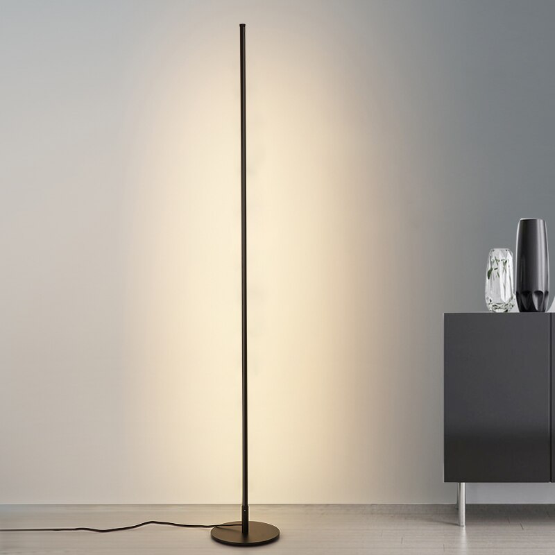 Lampadaire fin en aluminium noir au design minimaliste avec lumière LED dimmable, idéal pour salons, chambres et bureaux modernes.