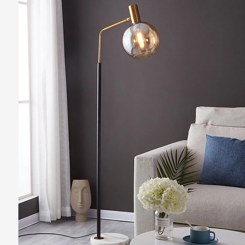 Lampadaire de lecture vertical en verre avec col orientable, design moderne en acier, verre et marbre, parfait pour salons, bureaux et coins lecture.