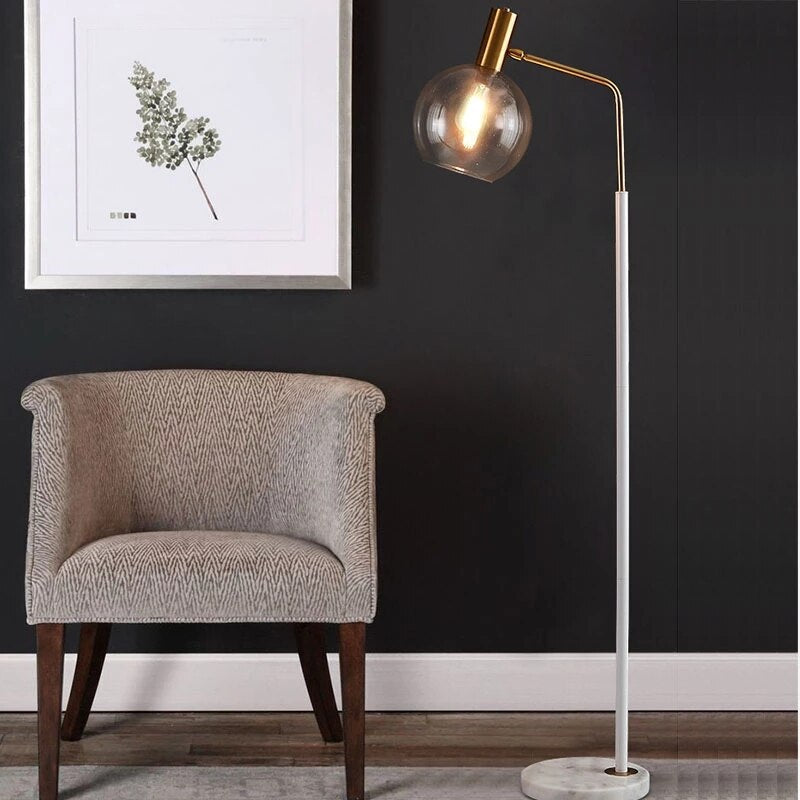 Lampadaire de lecture vertical en verre avec col orientable, design moderne en acier, verre et marbre, parfait pour salons, bureaux et coins lecture.