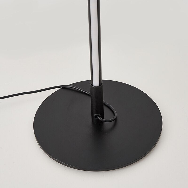 Lampadaire fin en aluminium noir au design minimaliste avec lumière LED dimmable, idéal pour salons, chambres et bureaux modernes.