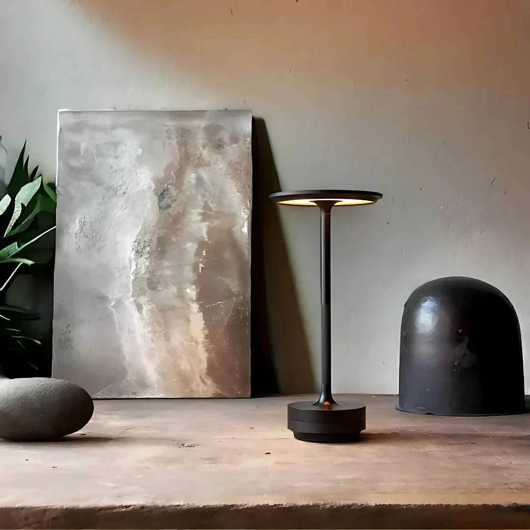 lampe de table Ingeborg rétro et élégante avec abat-jour classique et finition raffiné