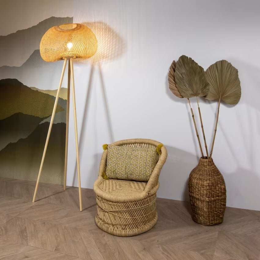 Lampadaire Trépied en Rotin Artisanal ROTINA – Design Bohème pour Salon ou Chambre - Lampes Design