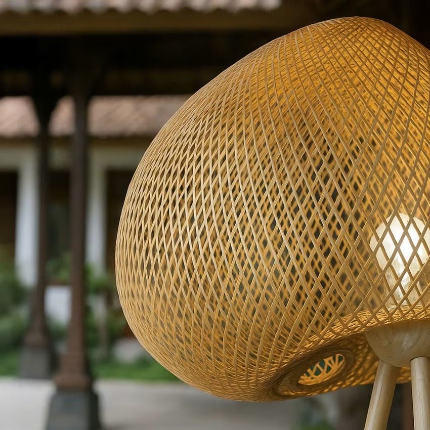 Lampadaire Trépied en Rotin ROTINA – L'Évasion Bohème et l'Artisanat Balinais - Lampes Design