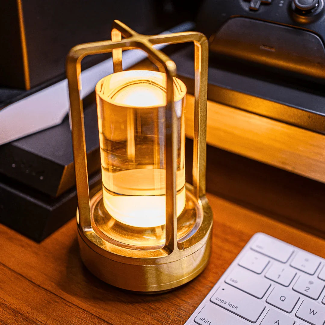 Lampe design dorée avec structure métallique, éclairage doux sur bureau, idéale comme veilleuse ou lampe de bureau moderne