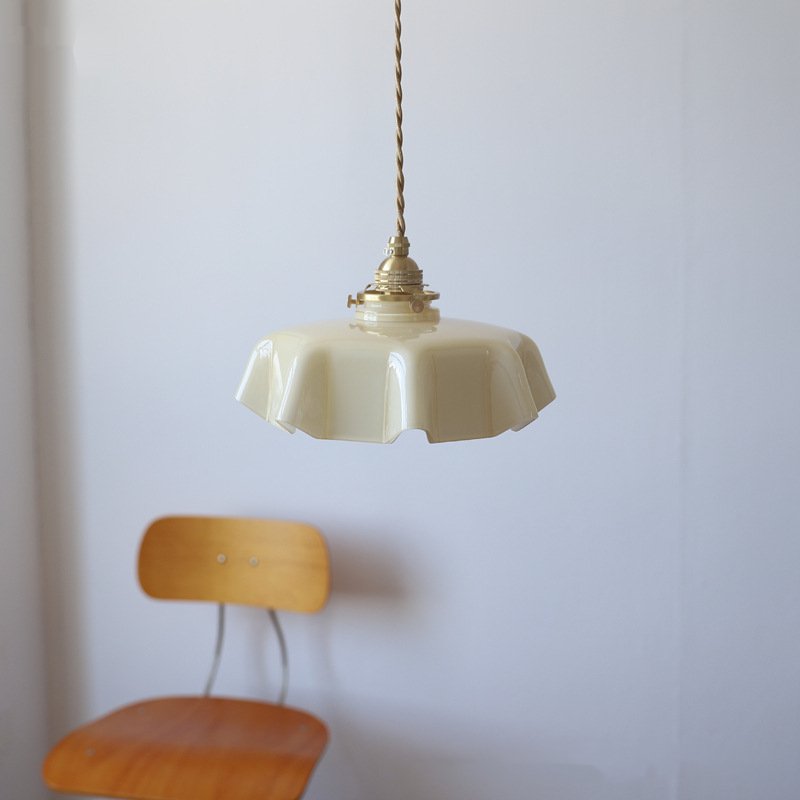 Suspension florale en verre style français avec détails en laiton et design élégant