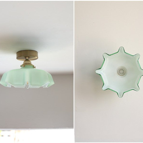 Suspension florale en verre style français avec détails en laiton et design élégant