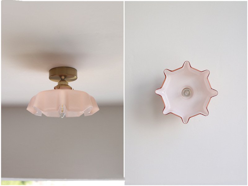 Suspension florale en verre style français avec détails en laiton et design élégant