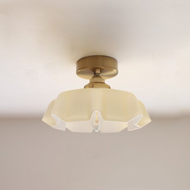 Suspension florale en verre style français avec détails en laiton et design élégant
