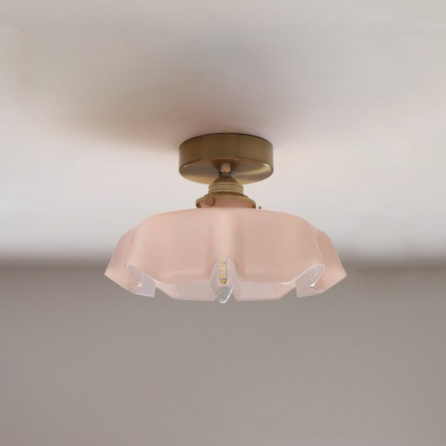Suspension florale en verre style français avec détails en laiton et design élégant