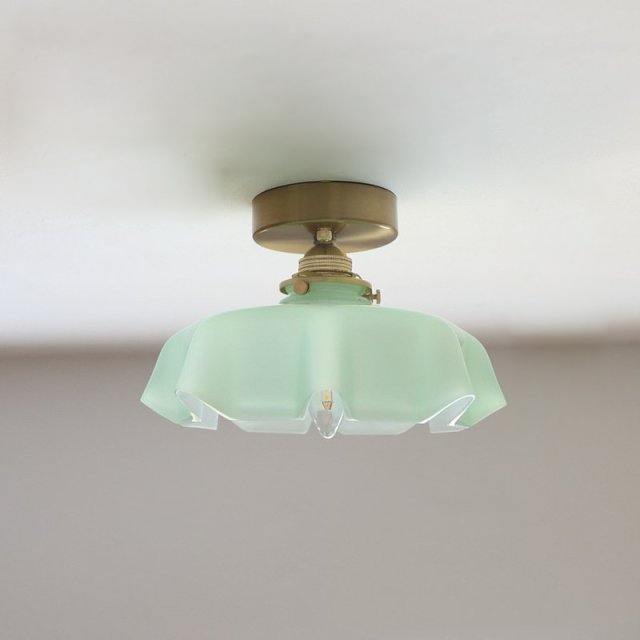 Suspension florale en verre style français avec détails en laiton et design élégant