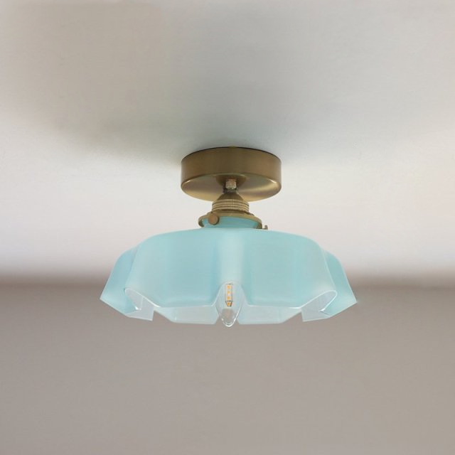Suspension florale en verre style français avec détails en laiton et design élégant