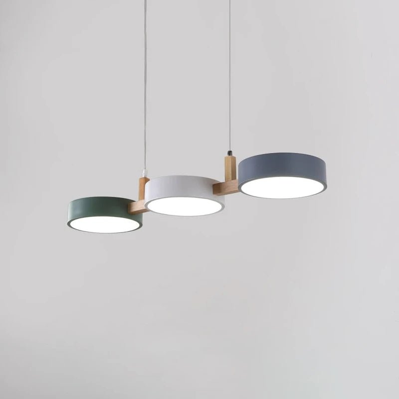 Suspension nordique moderne en bois massif avec finition épurée, disponible en blanc, gris ou vert, idéale pour un éclairage LED optimal dans les salons et salles à manger.