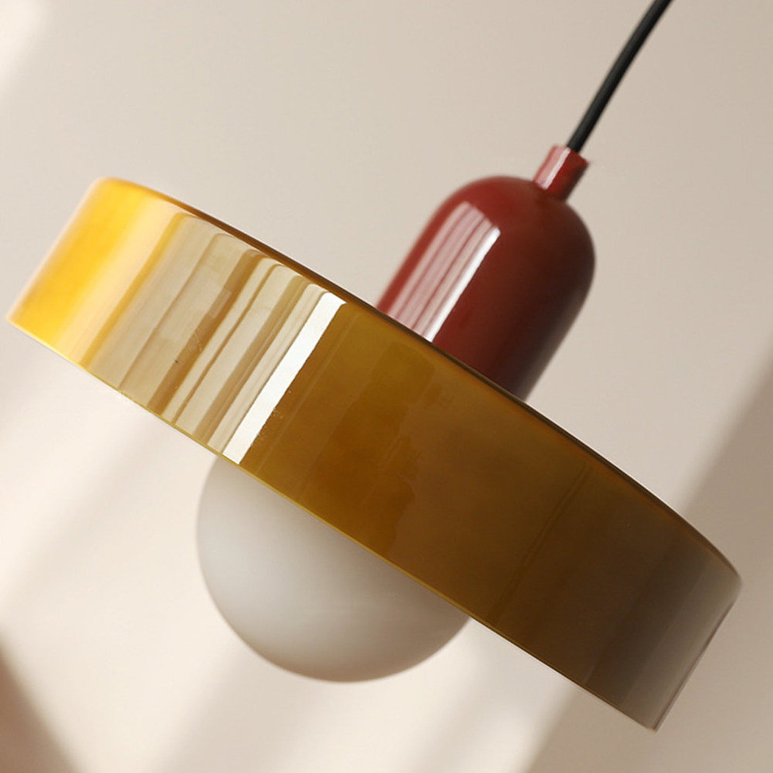 Suspension nordique rétro en verre coloré | Freya - Lampes Design