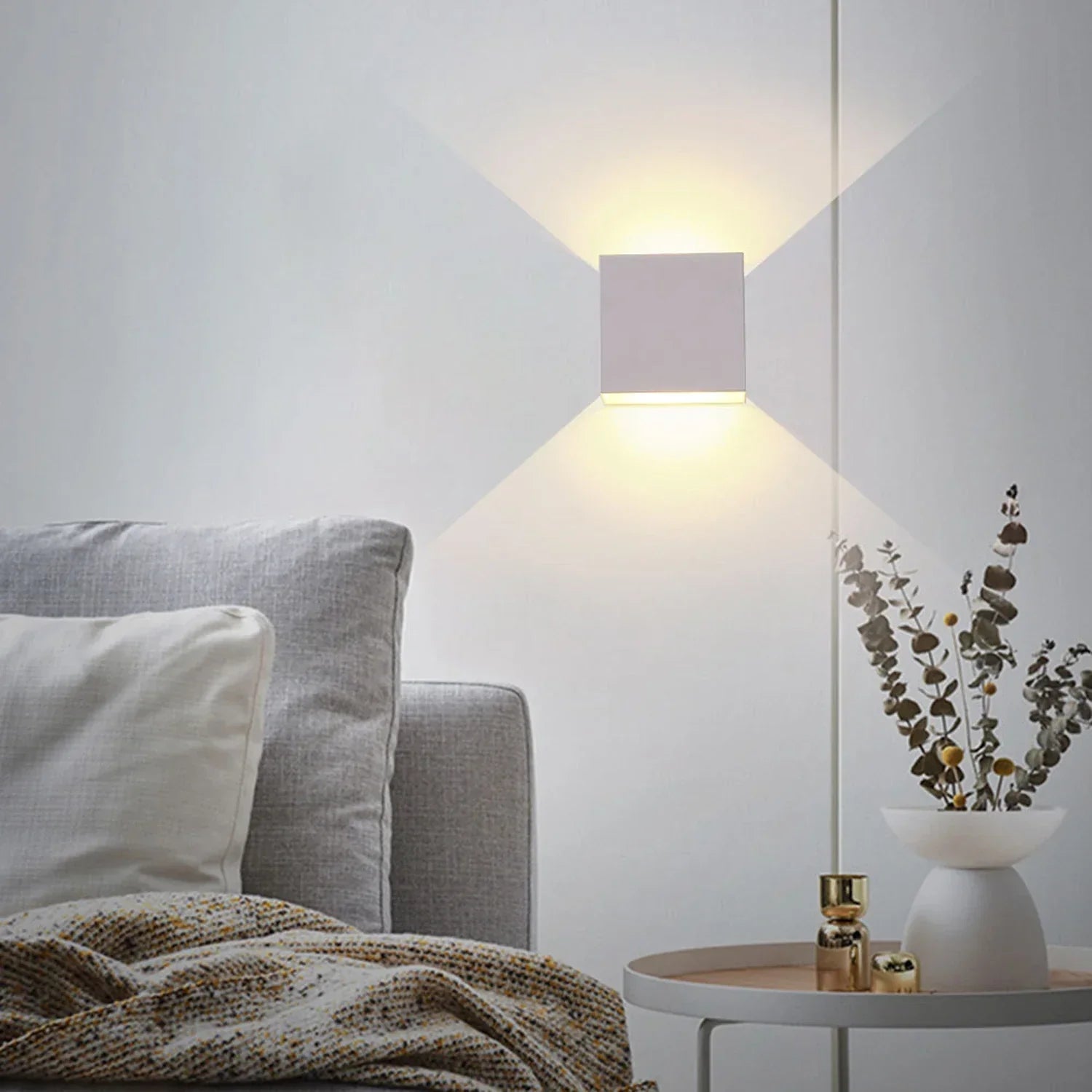 Applique murale LED cube Kubik™ finition blanc — lumière douce salon
