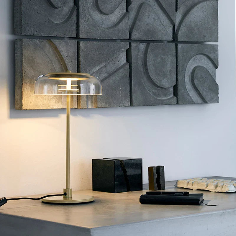 Lampe suspendue et lampadaire modernes en verre rond transparent avec finition chrome poli, éclairage LED idéal pour les intérieurs contemporains.


