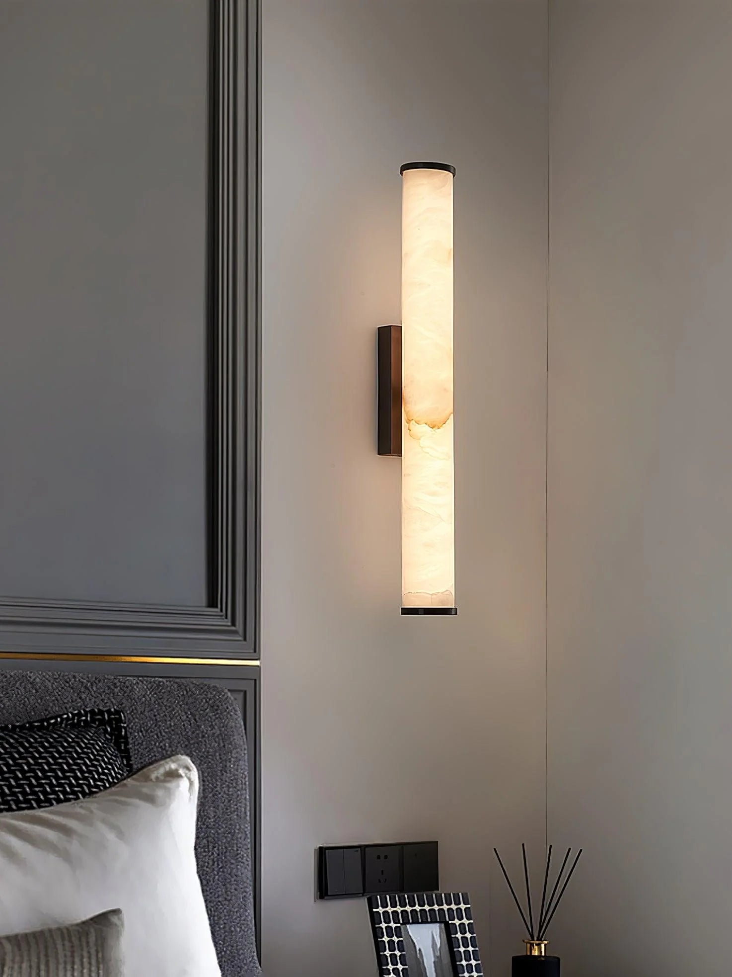 Applique Murale en Pierre Imitation Marbre & Cuivre — Lampe Barre Style Moderne Neutre | CALCAIRE™