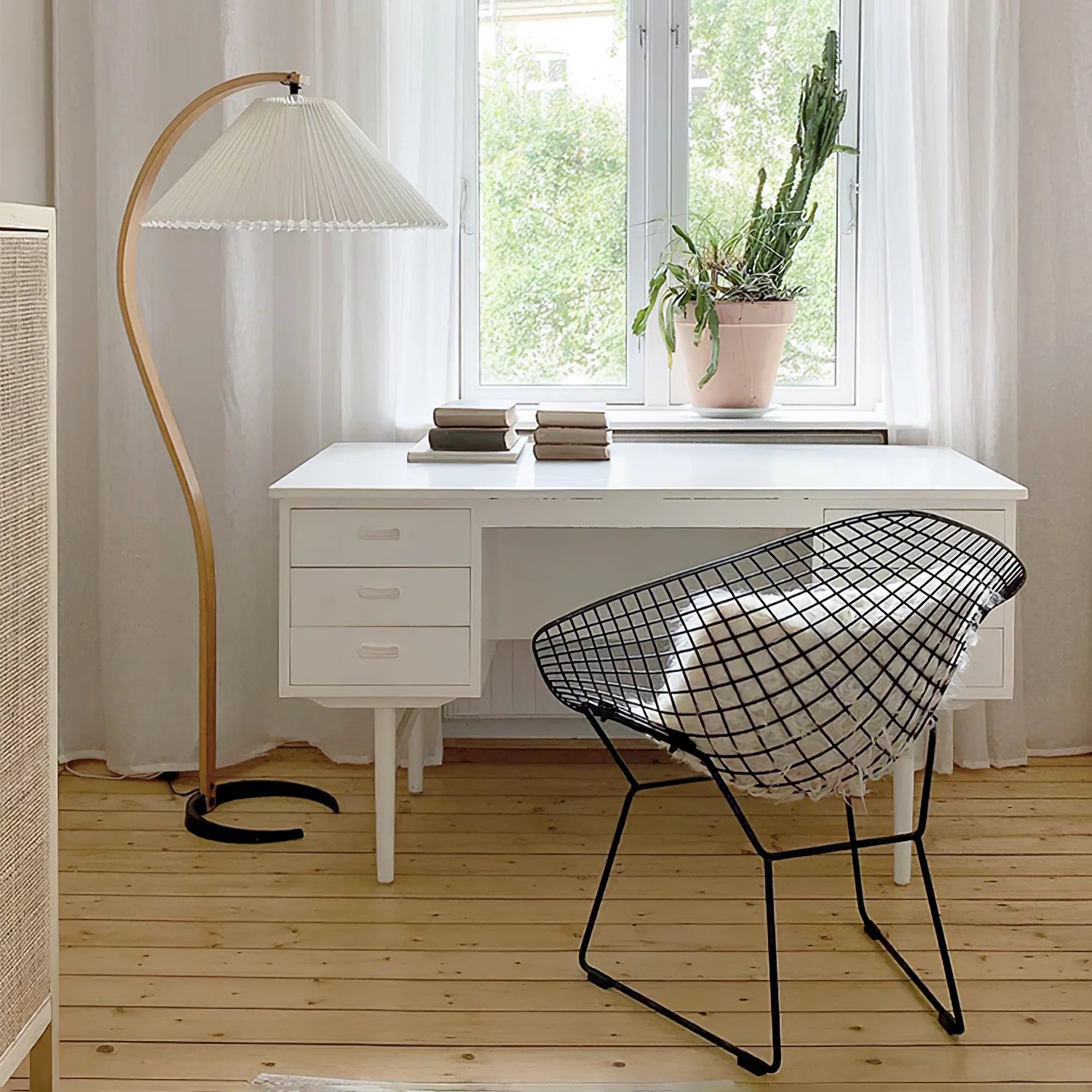 Lampadaire Arqué Bois Massif Abat-Jour Plissé — Luminaire Nordique Dimmable | ARCADE™